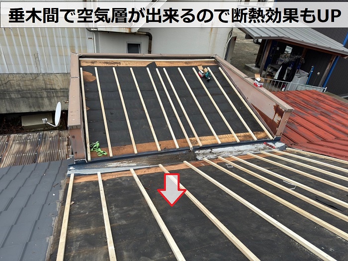 長期保証で安心できる連棟屋根の葺き替え工事で垂木設置