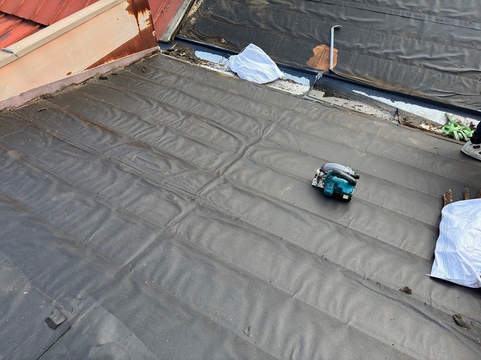 長期保証で安心できる連棟屋根の葺き替え工事で横葺き屋根撤去