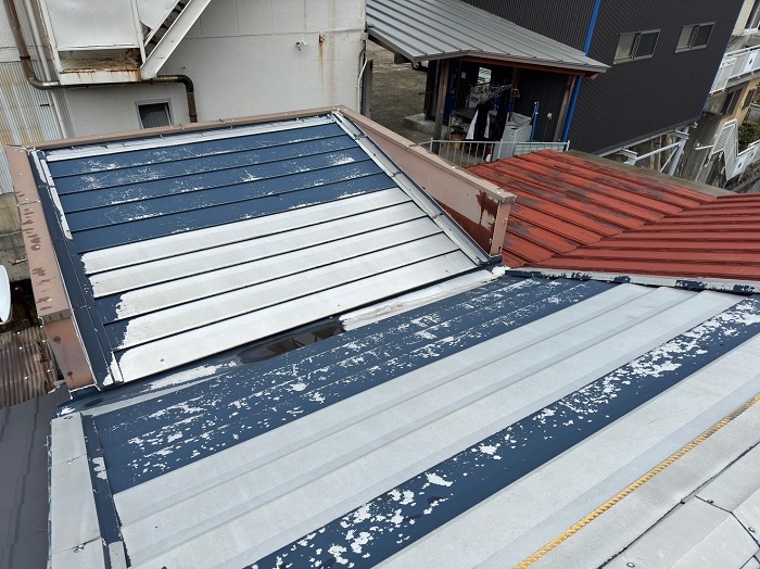 神戸市北区で連棟屋根の葺き替え工事を行う前の様子