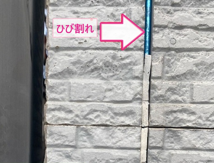 コーキング更新工事で既存の外壁目地がひび割れている様子
