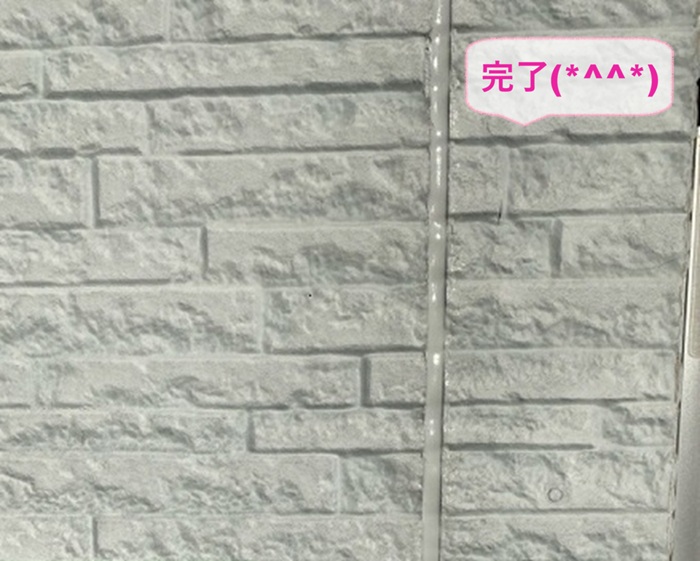 西宮市の外壁目地でコーキングの更新工事が完了した現場の様子