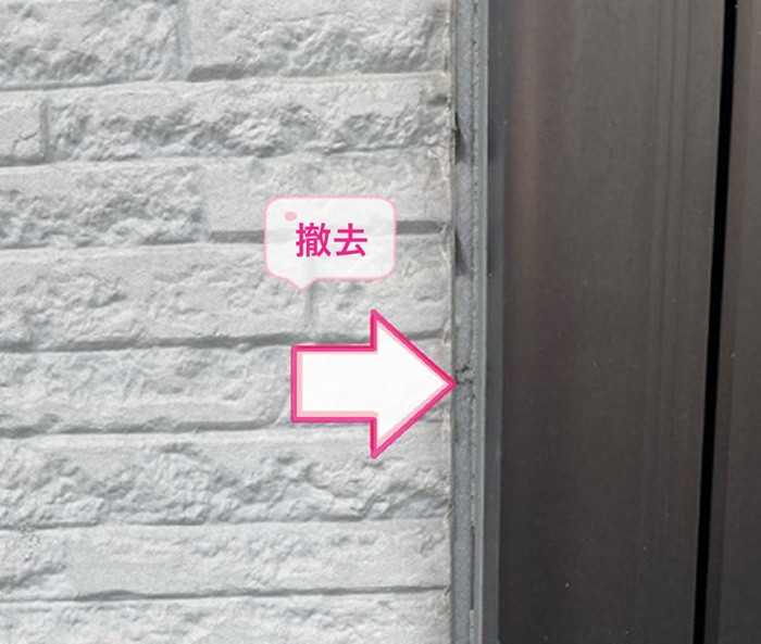 コーキング更新工事で既存の外壁目地を撤去している様子