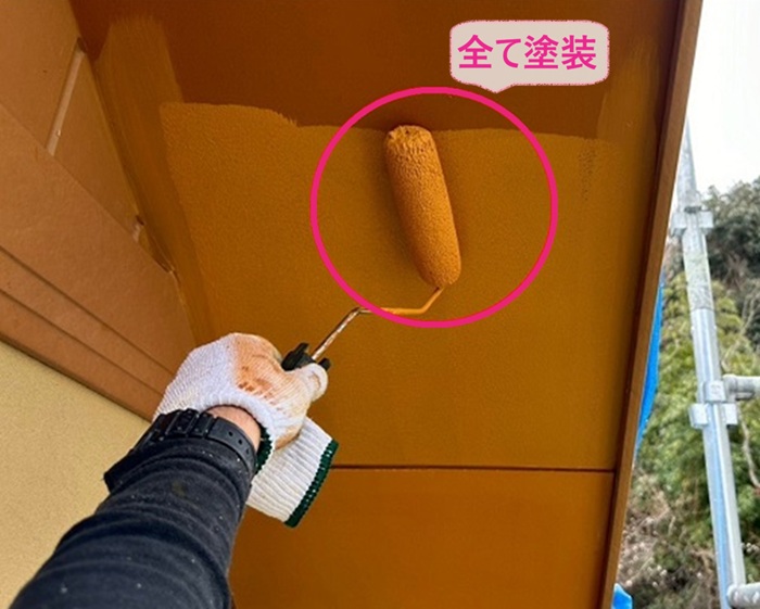 傷んだ軒下天井の補修塗装で軒天全てを塗装している様子