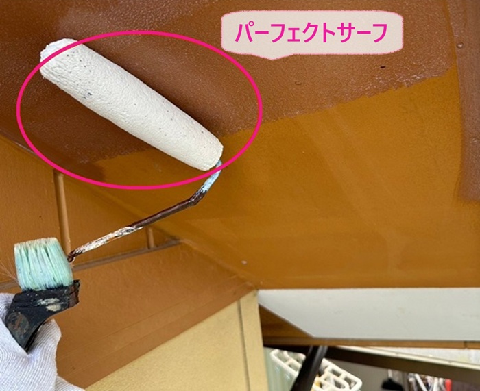 傷んだ軒下天井の補修塗装で下塗り材のパーフェクトサーフを塗っている様子