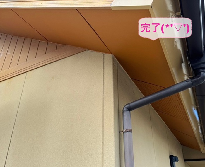 加西市で傷んだ軒下天井の補修塗装が完了した現場の様子