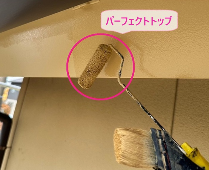 雨樋補修と破風の金属カバーでパーフェクトトップを塗っている様子
