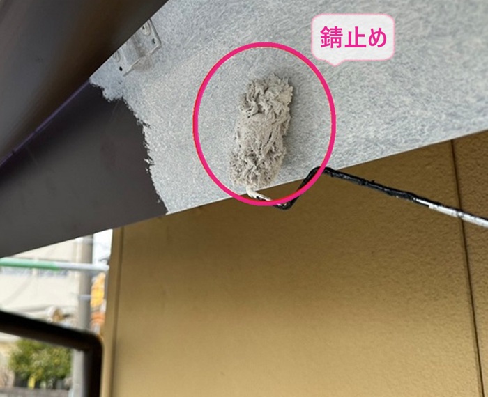 雨樋補修と破風の金属カバーで錆止めを塗っている様子