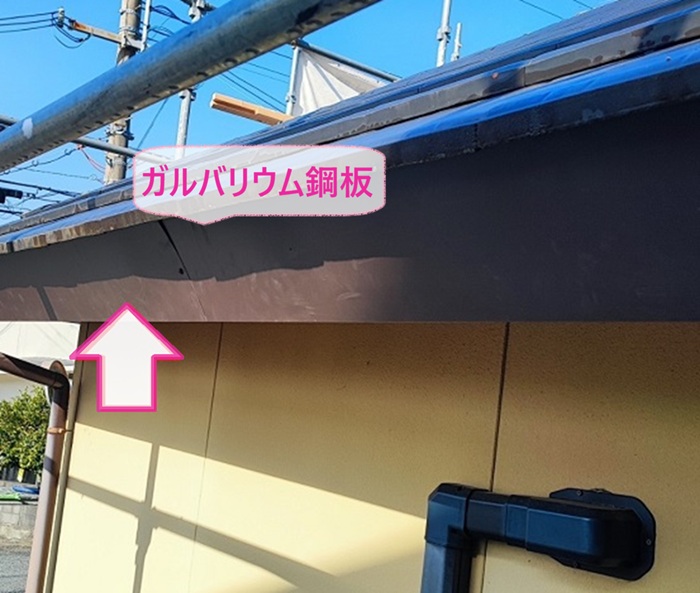 雨樋補修と破風の金属カバー工事でガルバリウム鋼板を取り付けている様子
