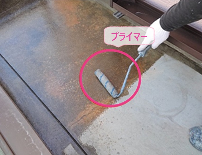 ベランダ床防水リフォームでプライマーを塗っている様子