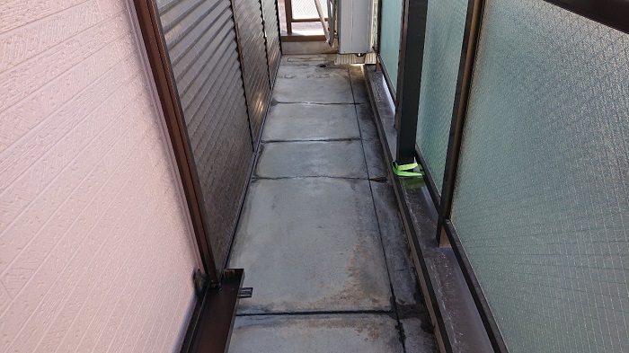 ひび割れたベランダ