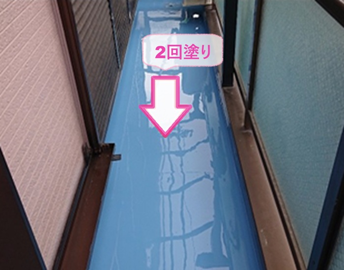 ベランダ床防水リフォームでウレタン防水を2回塗りしている様子