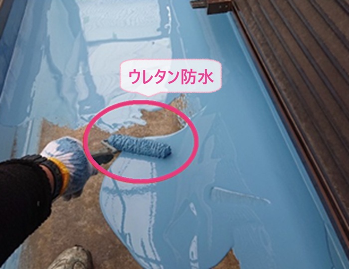 ベランダ床防水リフォームでウレタン防水を塗っている様子
