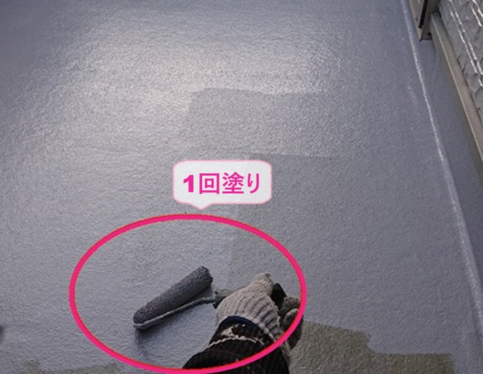 劣化したFRP防水の改修でトップコートを１回塗りで仕上げている様子