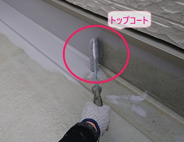 劣化したFRP防水の改修でトップコートを塗っている様子