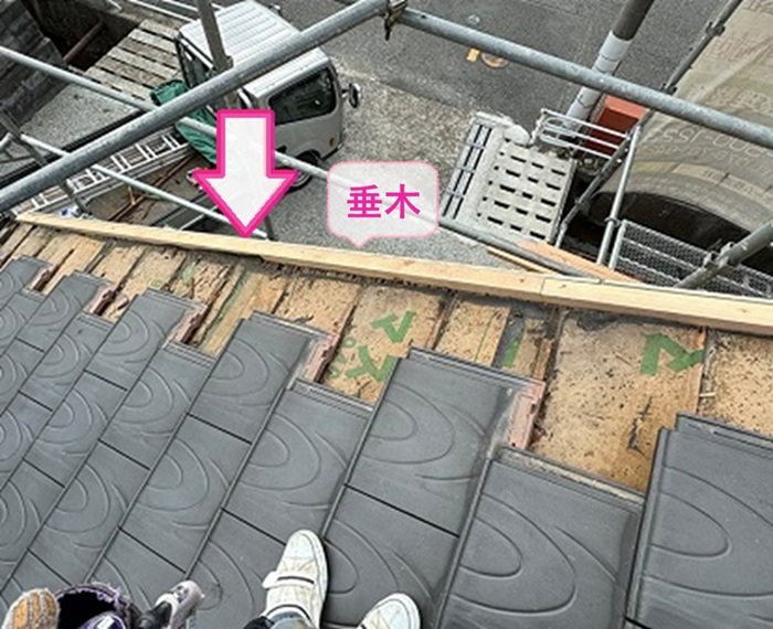 瓦屋根の漏水対策で新しい垂木を取り付けている様子