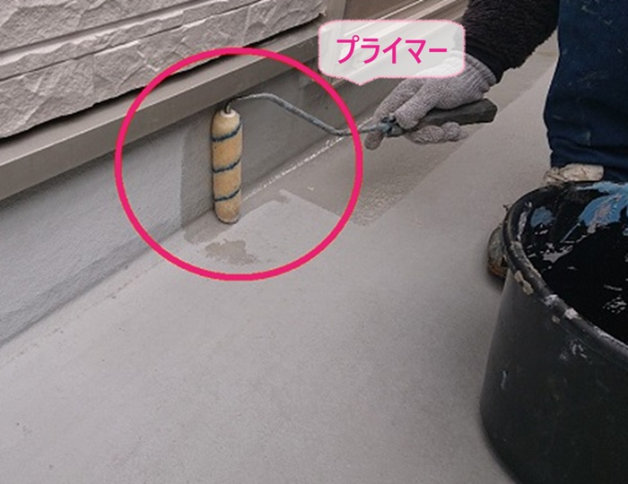 劣化したFRP防水の改修でプライマーを塗っている様子