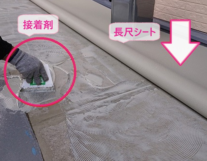 集合住宅の共用通路の改修で新しい長尺シートを貼っている様子