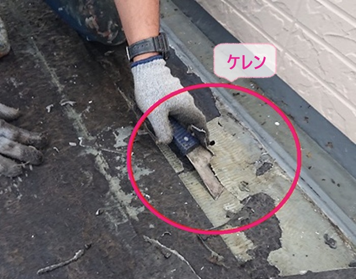 集合住宅の共用通路の改修で既存の長尺シートを撤去してケレンしている様子