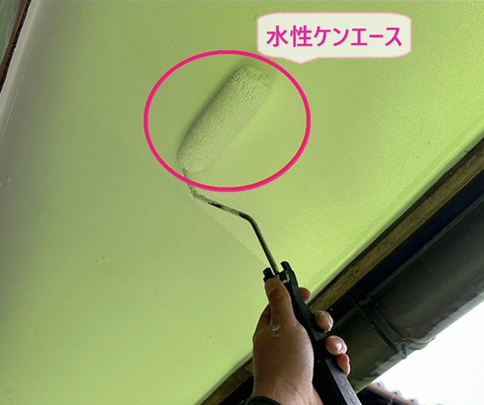 腐食した小庇の修繕で軒天に水性ケンエースを塗っている様子