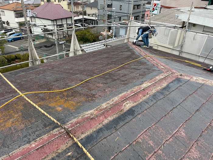 伊丹市で4階建てマンションのスレート屋根へカバー工事する前の様子