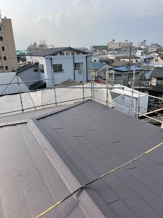 伊丹市での雨漏り対策となるスレート屋根へのカバー工事完了