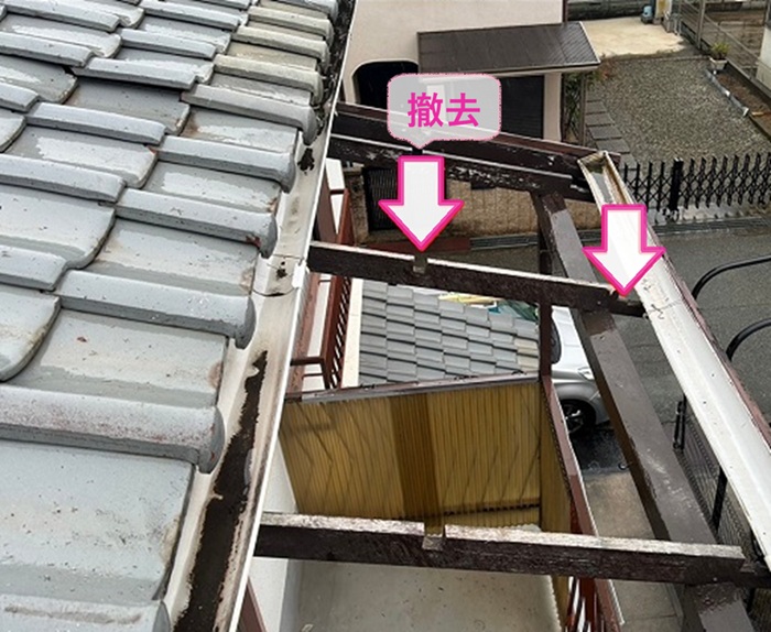 ベランダ波板交換リフォームで既存の波板と下地木材を撤去している様子