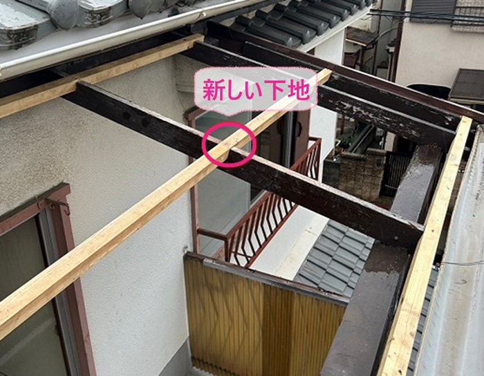 ベランダ波板の交換リフォームで新しい下地木材を取り付けている様子