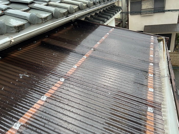 貼り替えた波板の屋根