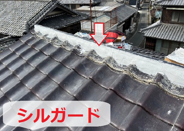 明石市の方へ釉薬和瓦の雨漏り修理として部分的な工事を行った現場でシルガード打設
