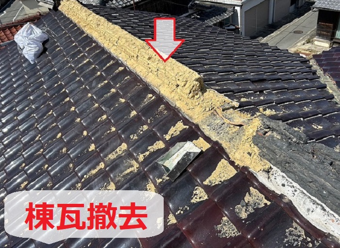 明石市の方へ釉薬和瓦の雨漏り修理として部分的な工事を行った現場で棟瓦撤去