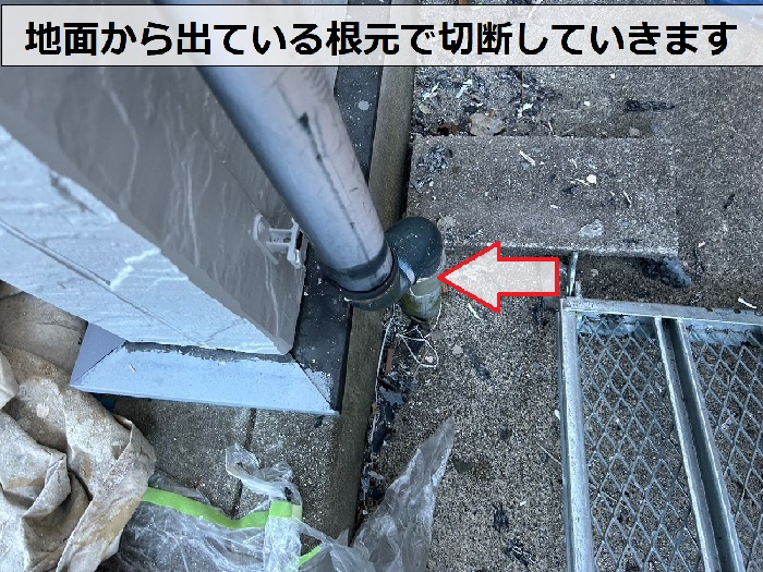 神戸市北区で3階建てハイツの竪樋は繋ぎ目から水漏れしている様子