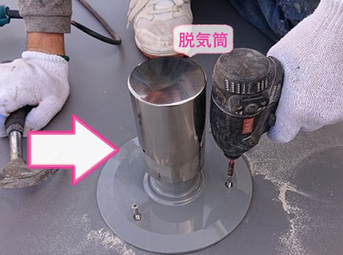 テナントビルの防水メンテナンスで脱気筒を取り付けている様子