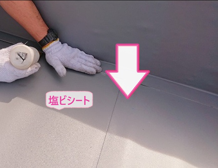 テナントビルの防水メンテナンスで塩ビシートを貼っている様子