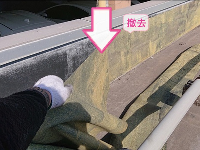 テナントビルの防水メンテナンスで立ち上がり部分のゴムシート防水を撤去している様子