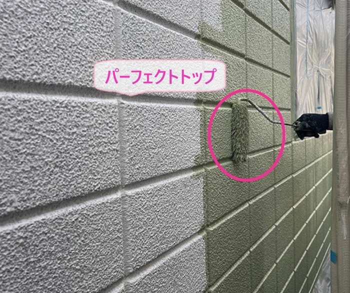 外壁リニューアル工事で高耐候塗料のパーフェクトトップを塗っている様子