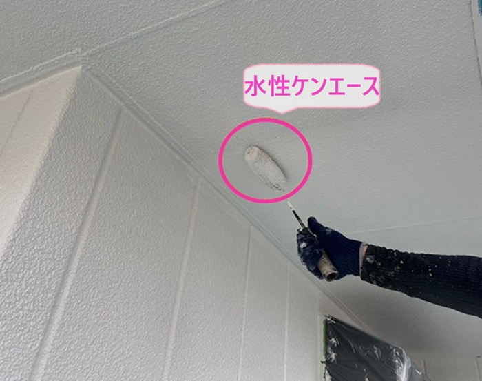 外壁リニューアル工事で軒天に水性ケンエースを塗っている様子