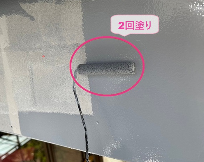 テナント建物の鼻隠し塗り替えでパーフェクトトップを２回塗りしている様子