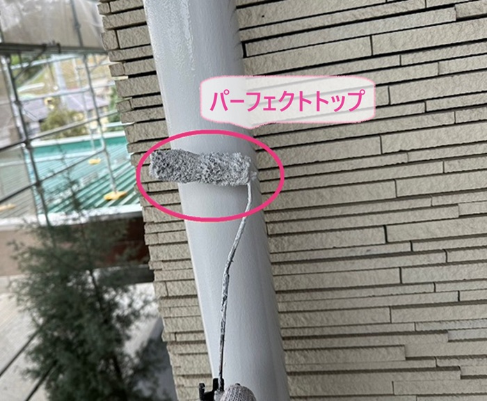 テナント建物の鼻隠し塗り替えでパーフェクトトップを塗っている様子