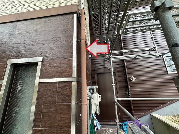 神戸市北区で商業施設の部分塗装を行う前の竪樋