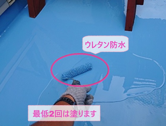 バルコニー床の通気式塗膜防水でウレタン防水を塗っている様子