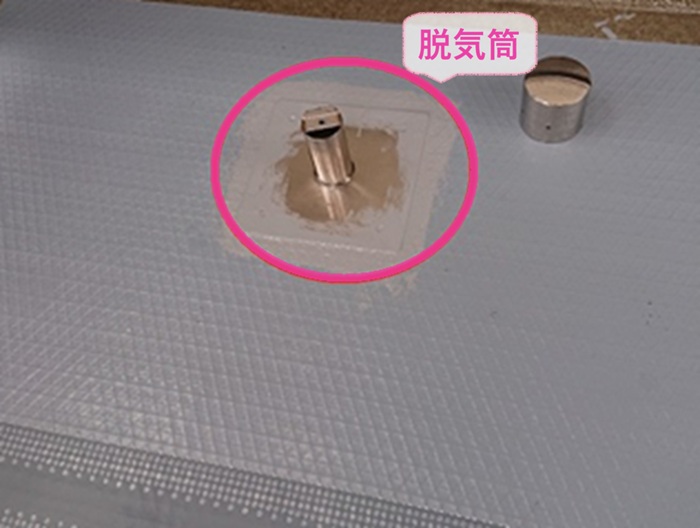 バルコニー床の通気式塗膜防水で脱気筒を取り付けている様子