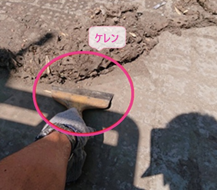 ベランダの既存防水層のメンテナンスでケレンをしている様子