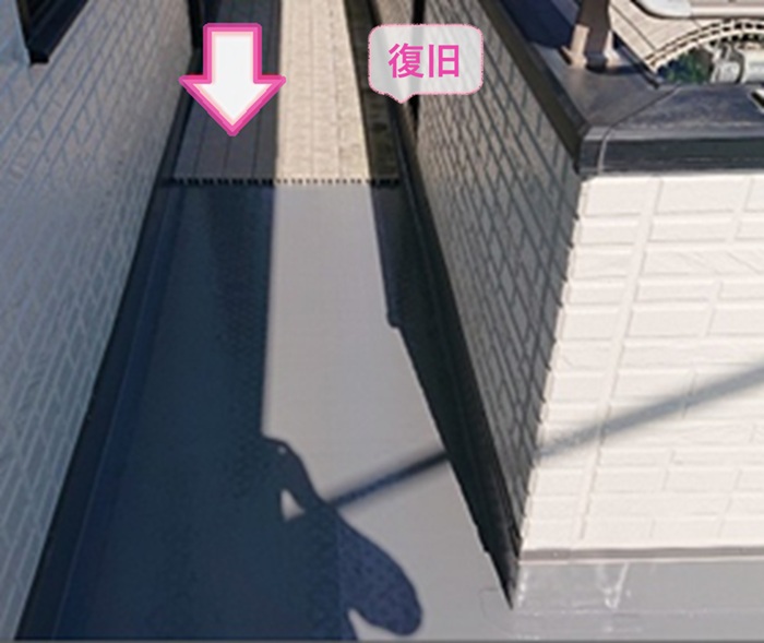 ベランダの既存防水層のメンテナンスでタイルマットを復旧している様子
