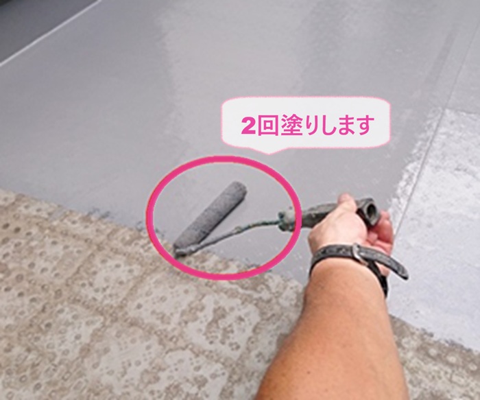 ベランダの既存防水層のメンテナンスでVTコートを２回塗りしている様子