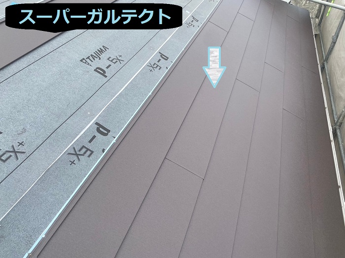 宝塚市で屋根面積７４㎡の寄棟、谷ありの大屋根カバー工事を行う現場でスーパーガルテクト葺き