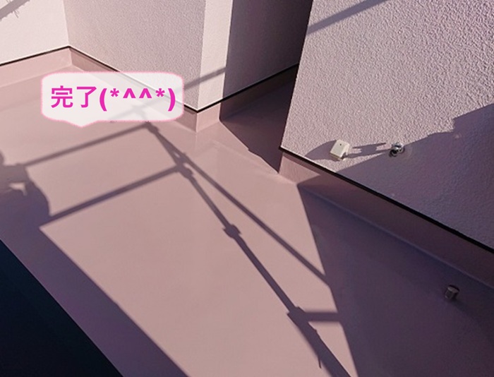 尼崎市で３階建て陸屋根の防水改修工事が完了した現場の様子