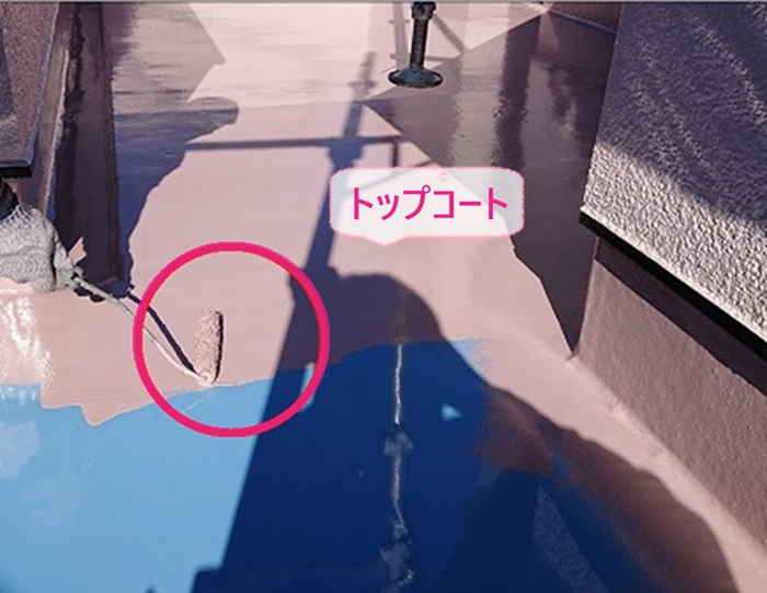 陸屋根の防水改修でトップコートを塗っている様子