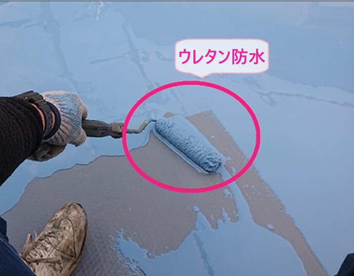 陸屋根の防水改修でウレタン防水を塗っている様子