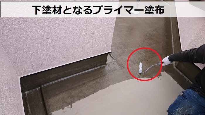 尼崎市での3階建て屋上へのウレタン防水通気緩衝工法でプライマー塗布