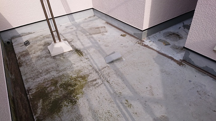 尼崎市で3階建て屋上のウレタン防水通気緩衝工法を行う前の様子